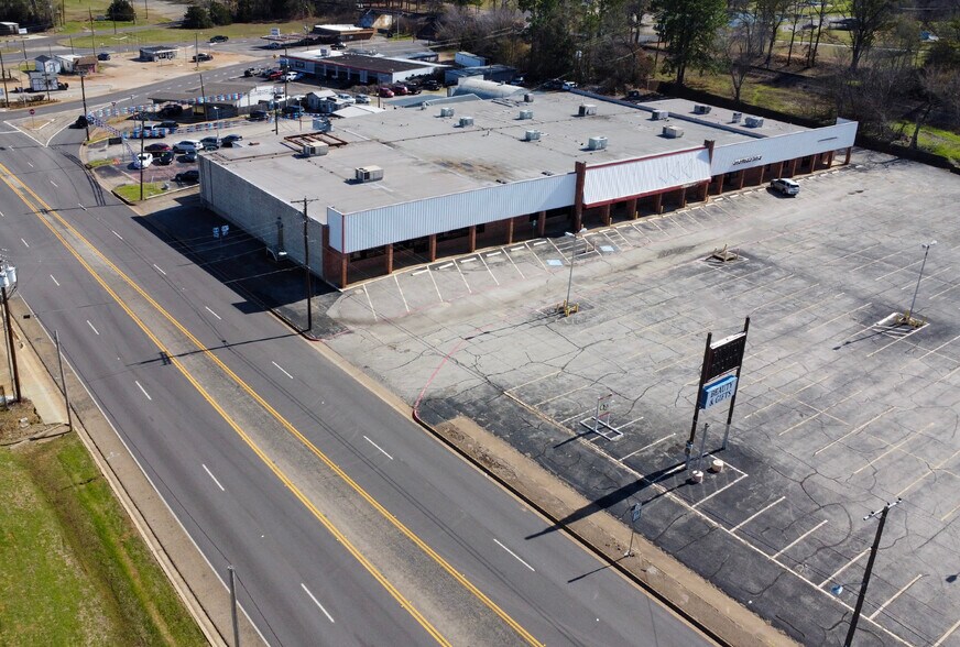 More Photos Of 328-330 E Spring St, Palestine Storefront For Lease