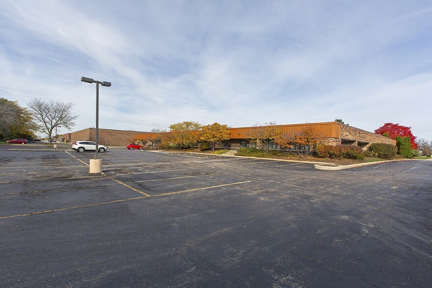 More Photos Of 3701 Commercial Dr, Northbrook Office For Lease