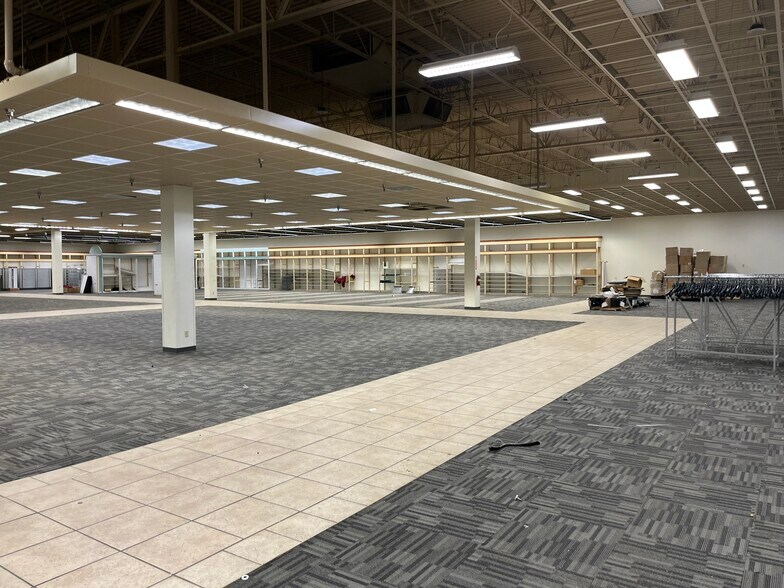 More Photos Of 613 S Dugan Rd, Wichita Freestanding For Lease