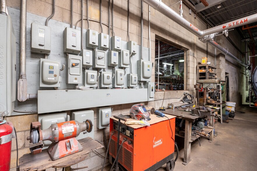 More Photos Of 324 County Road 34, Kingsville Manufacturing For Sale