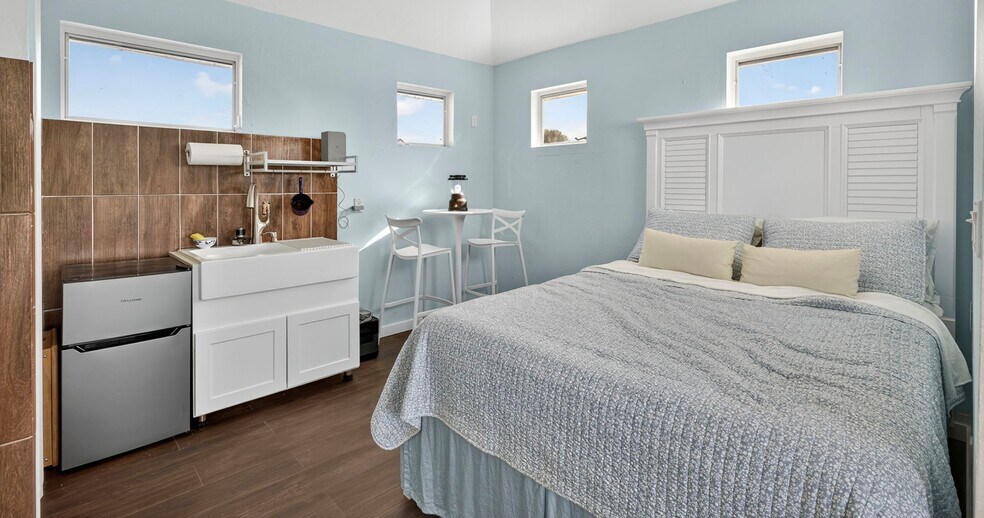 More Photos Of 102 Copeland Ave SW, Everglades City Restaurant For Sale