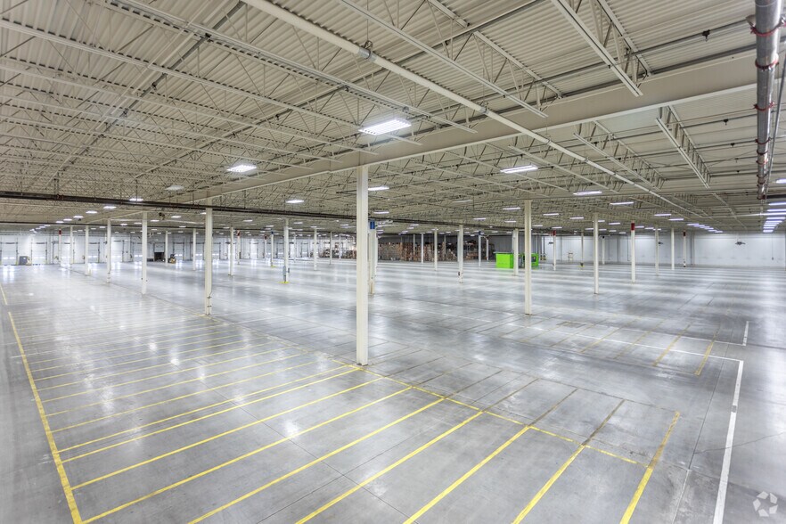 More Photos Of 4301-4309 121st St, Urbandale Distribution For Lease