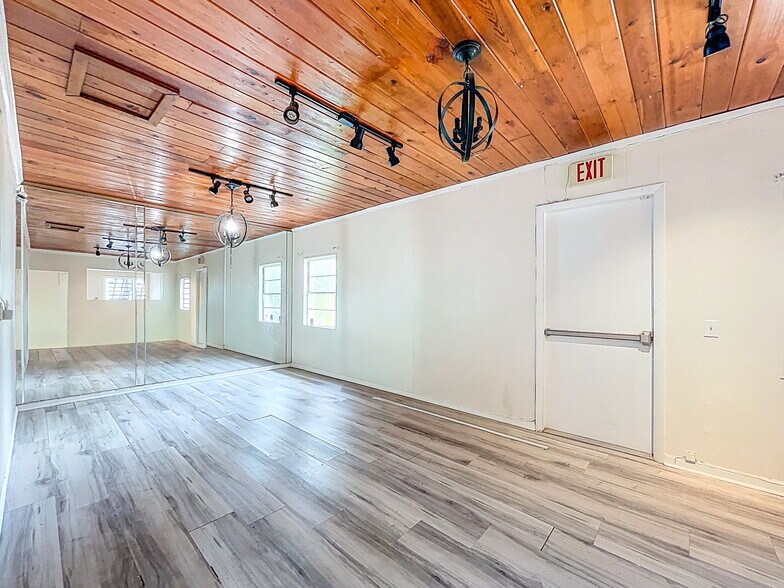 More Photos Of 301 N US Highway 41, Ruskin Office Residential For Lease
