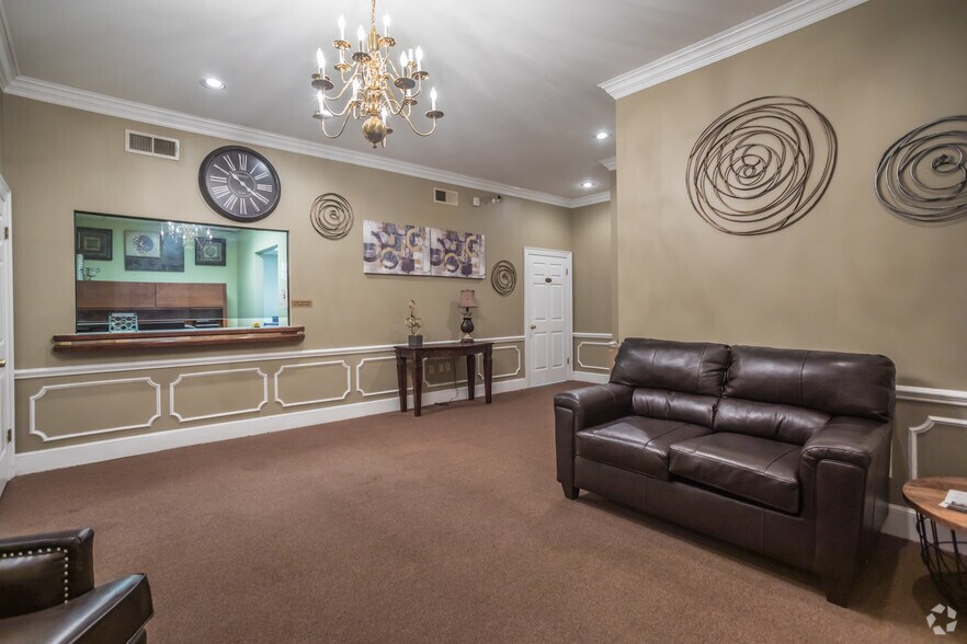 More Photos Of 1200 Sycamore View Rd, Memphis Office For Lease