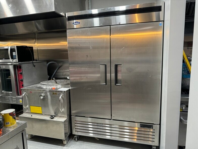 More Photos Of 2033-2051 Hollywood Blvd, Hollywood Freestanding For Sale