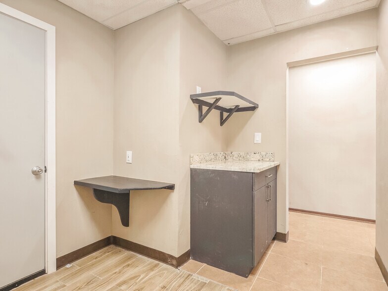 More Photos Of 401 S Ranchwood Blvd, Yukon Flex For Sale