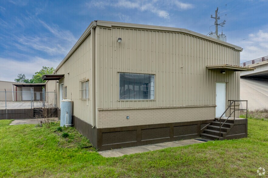 More Photos Of 7002 Bissell Rd, Manvel Manufacturing For Sale
