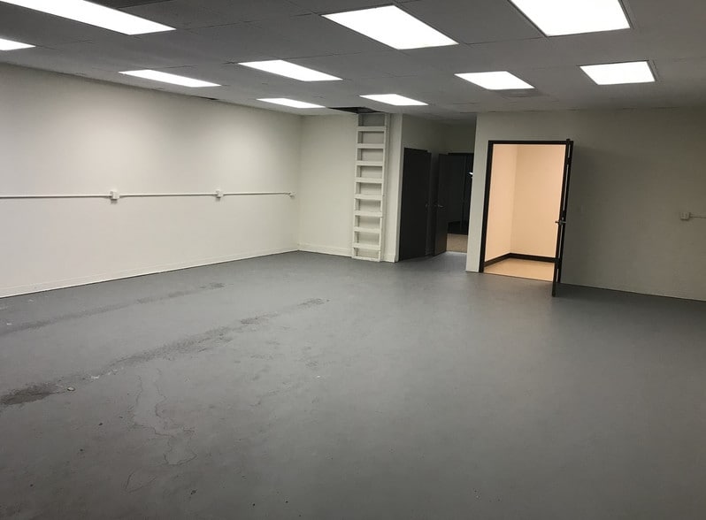 More Photos Of 1433 W Linden St, Riverside Manufacturing For Lease
