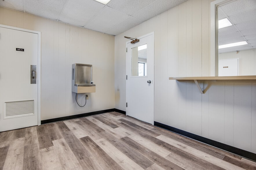 More Photos Of 161 Center St, Jacksonville Truck Terminal For Lease