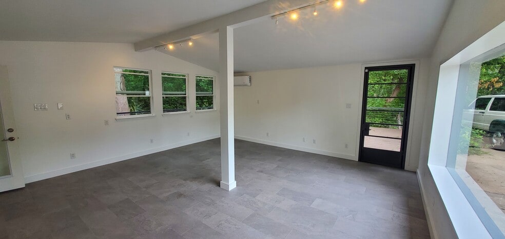 More Photos Of 1405 E 38th 1/2 St, Austin Office For Lease