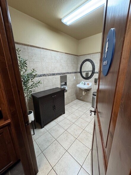 More Photos Of 303 E Caldwell Ave, Visalia Office For Sale