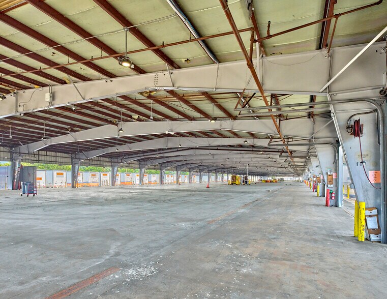 More Photos Of 12855 48th Ave S, Tukwila Truck Terminal For Lease