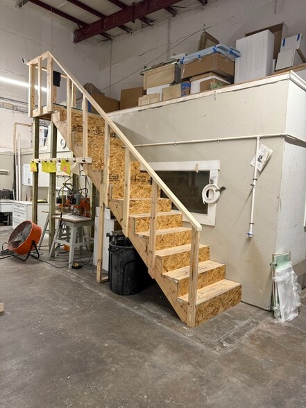 More Photos Of 3250 44th Ave N, Saint Petersburg Manufacturing For Lease
