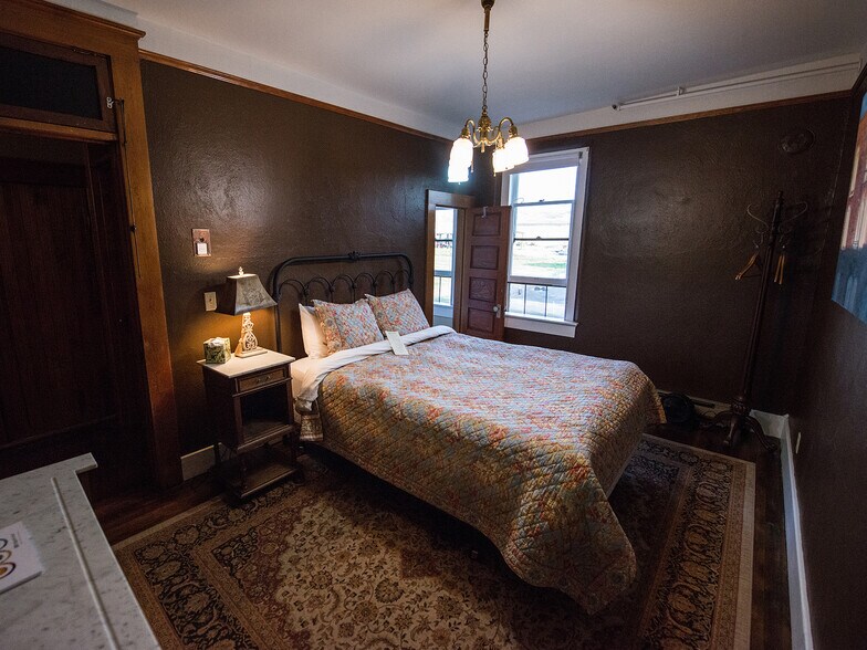 More Photos Of 40 SE Heimrich St, Dufur Hotel For Sale