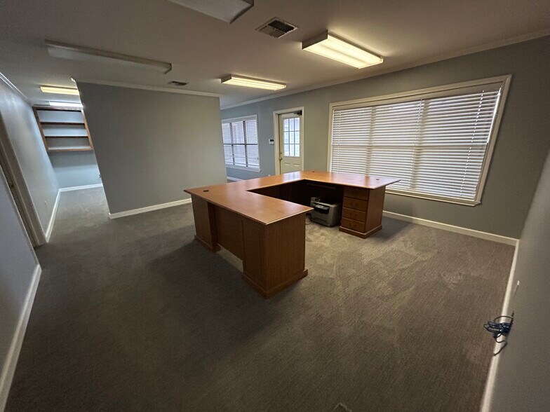 More Photos Of 2003 E US Highway 84, Palestine Office For Sale