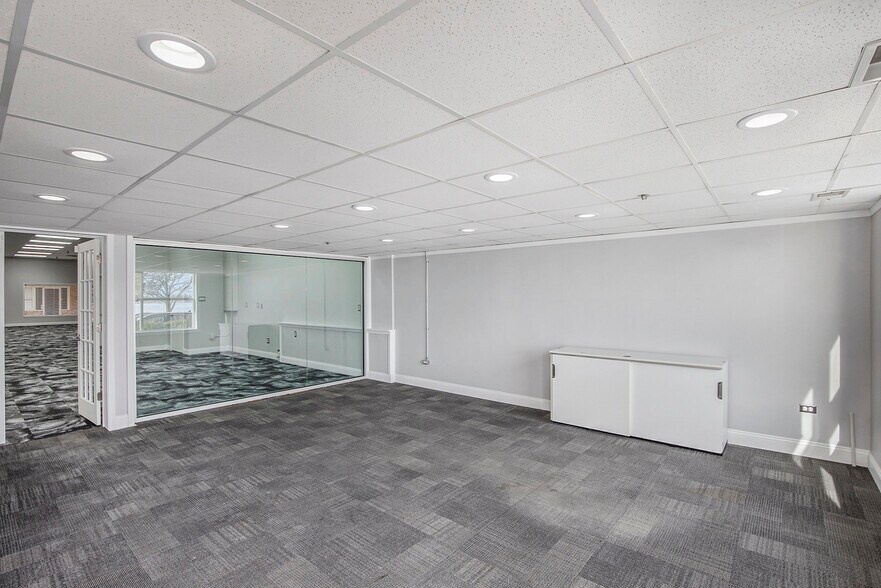 More Photos Of 201 N Riverside Ave, Saint Clair General Retail For Sale