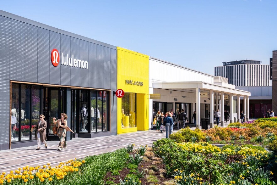 More Photos Of 2-564 Oakbrook Ctr, Oak Brook Unknown For Lease