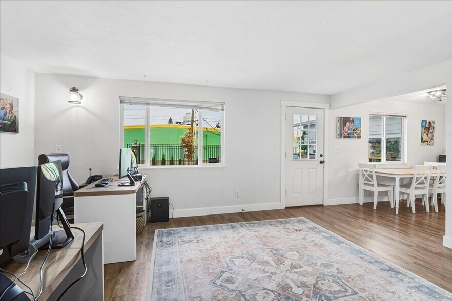 More Photos Of 2115 E 27th St, Vancouver Office For Sale