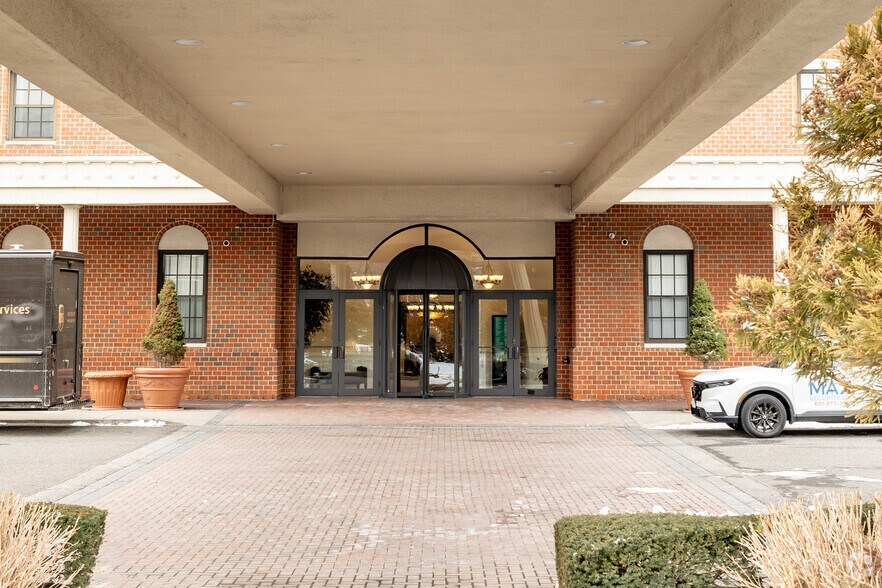 More Photos Of 377 Oak St, Garden City Office For Lease