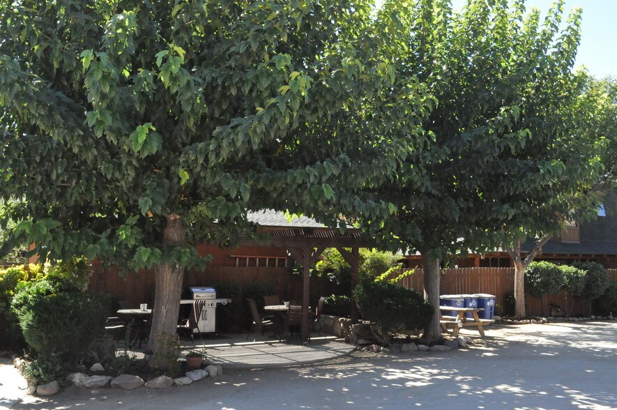 More Photos Of 16123 Sierra Way, Kernville Hotel For Sale