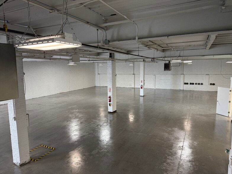 More Photos Of 2566 Borough Pl, Woodside General Retail For Lease