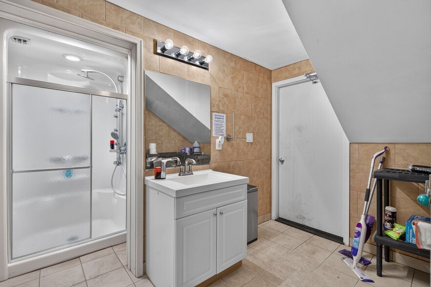 More Photos Of 22580 Glenn Dr, Sterling Showroom For Sale
