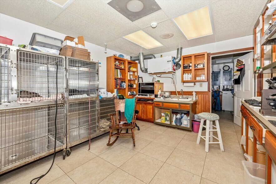 More Photos Of 806 Park Ave, Mount Airy Office For Sale