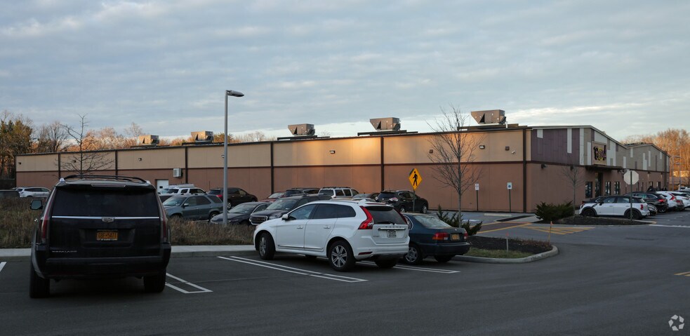 More Photos Of 2 Neptune Rd, Poughkeepsie Warehouse For Lease