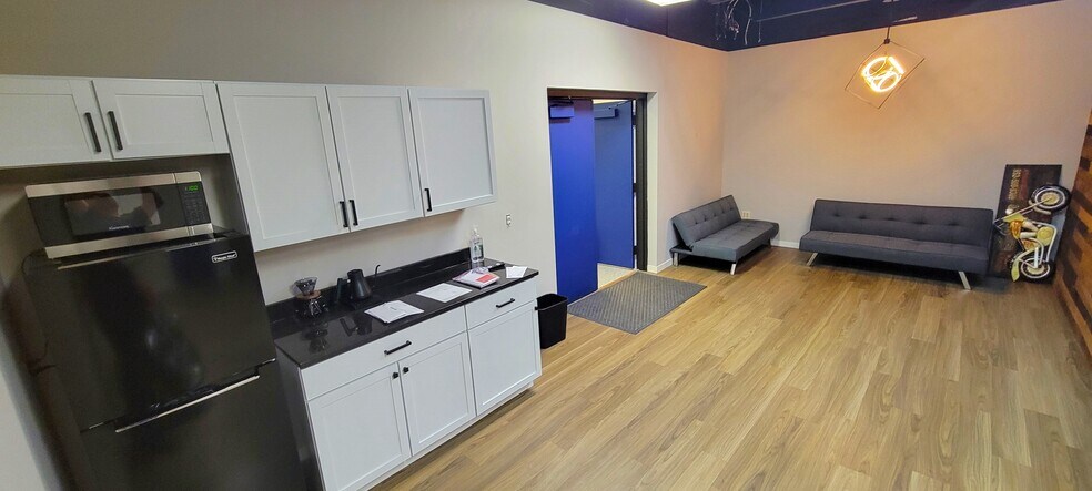 More Photos Of 1301 Cliff Rd E, Burnsville Showroom For Sale