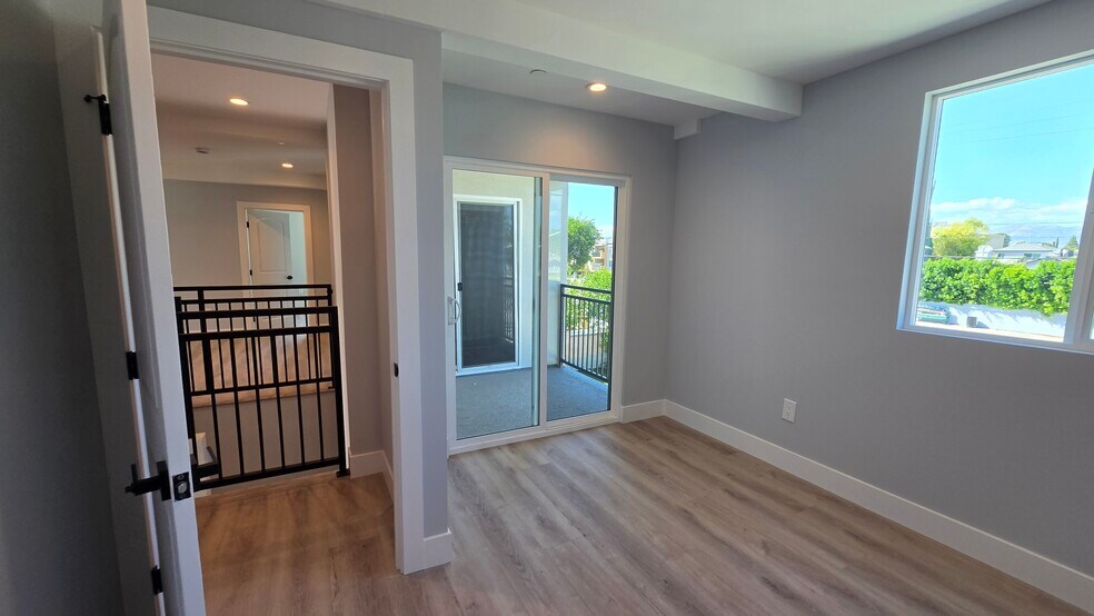 More Photos Of 19100 Victory Blvd, Tarzana Apartments For Sale