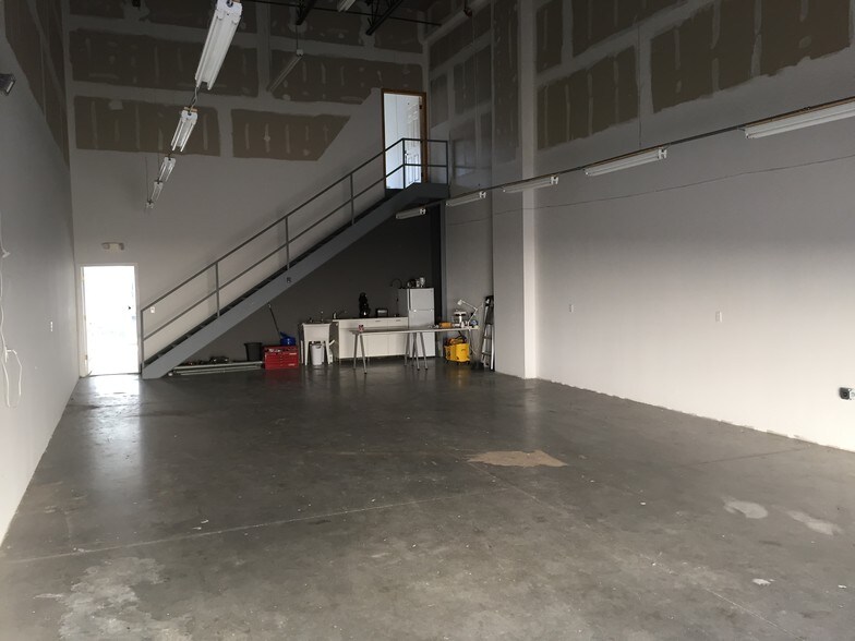 More Photos Of 6321 Porter Rd, Sarasota Light Manufacturing For Lease