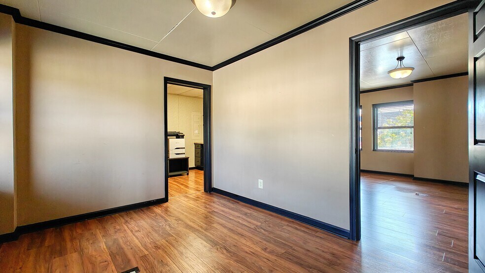 More Photos Of 512 Stonewall St N, McKenzie Office For Sale