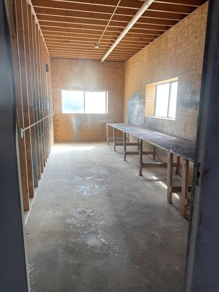 More Photos Of 1015 W Woodside St, Mcpherson Industrial For Sale