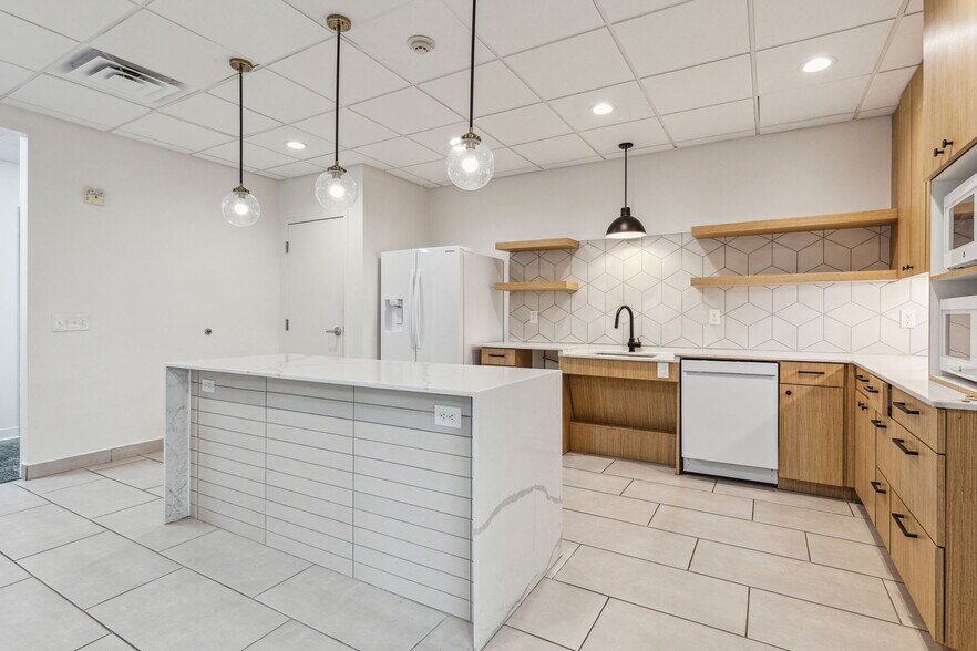 More Photos Of 5477 Glen Lakes Dr, Dallas Medical For Lease