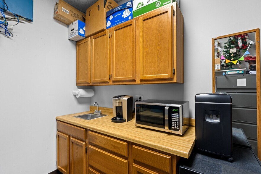 More Photos Of 222 S Sidney Baker St, Kerrville Office For Lease