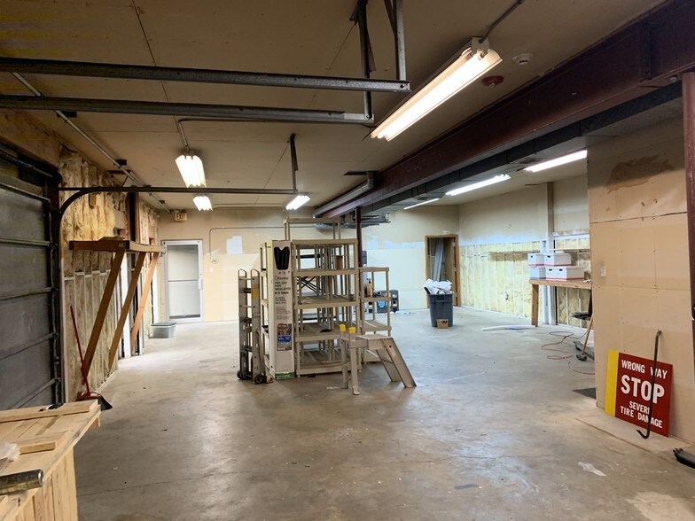 More Photos Of 1005 W Harimaw Ct, Metairie Office For Sale