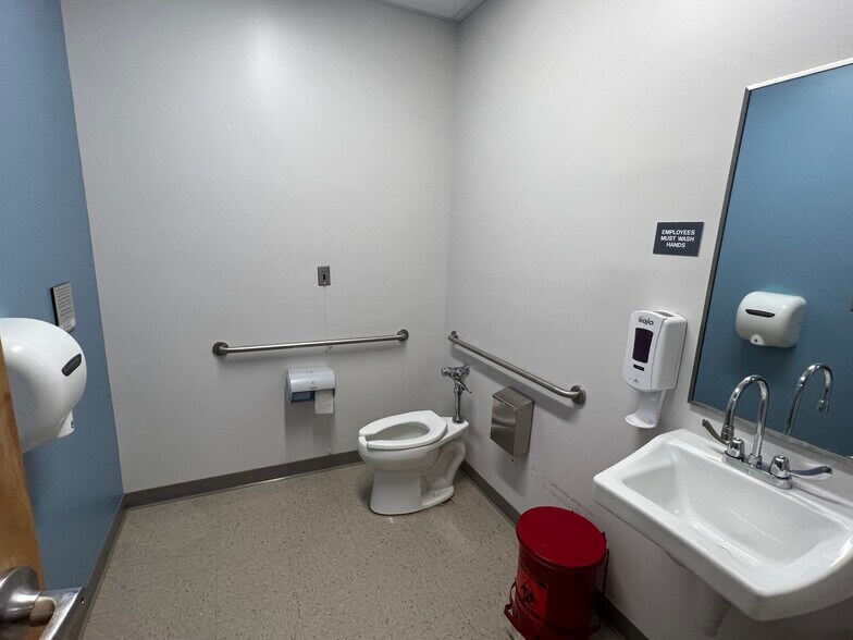 More Photos Of 241 S Westfield St, Agawam Freestanding For Lease