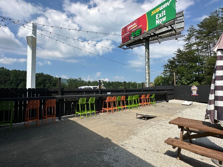 More Photos Of 277 Luther Seiber Blvd, Pioneer Restaurant For Sale