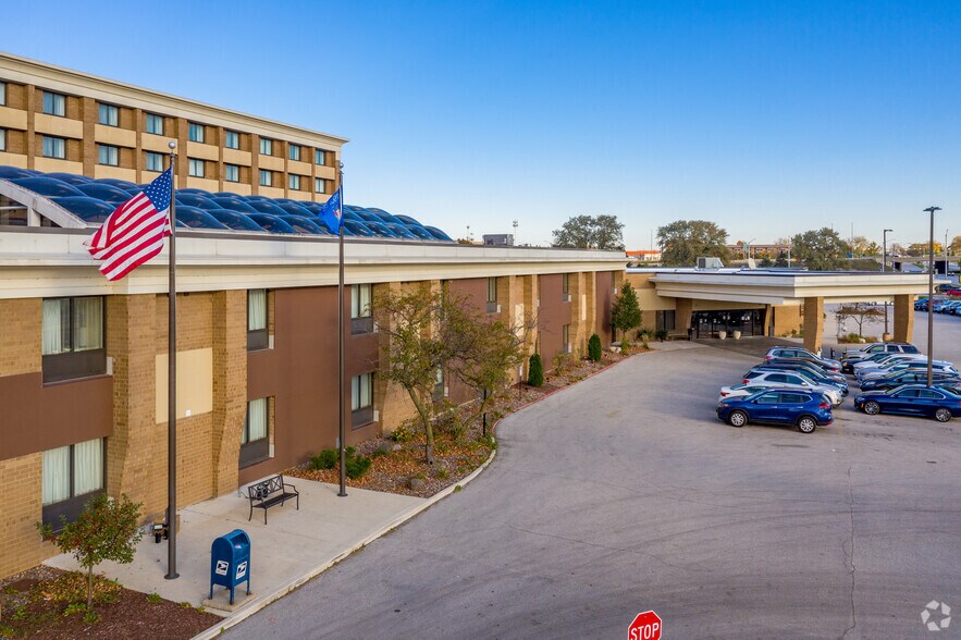 More Photos Of 1005 S Moorland Rd, Brookfield Hotel For Lease