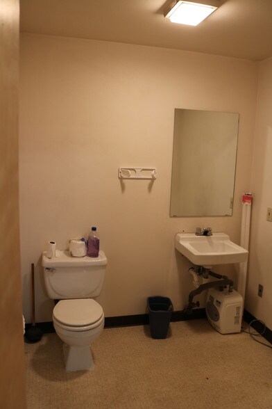 More Photos Of 45 SE Bridgeford Blvd, Bend Warehouse For Lease