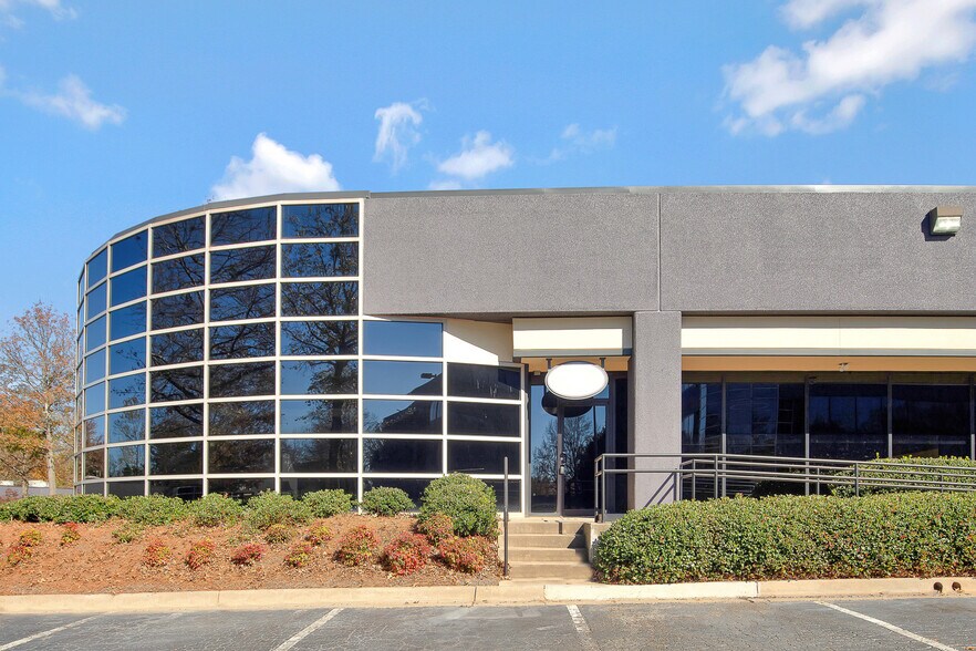 7840 Roswell Rd, Sandy Springs, GA 30350 For Lease