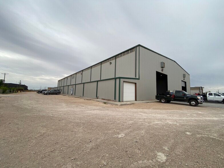 More Photos Of 4320 Johnson Rd, Odessa Warehouse For Sale