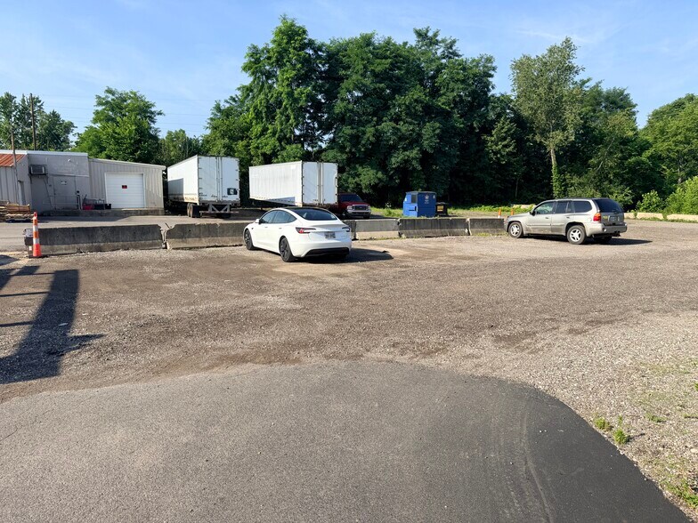 More Photos Of 46 S Leavitt Rd, Leavittsburg Bar For Sale