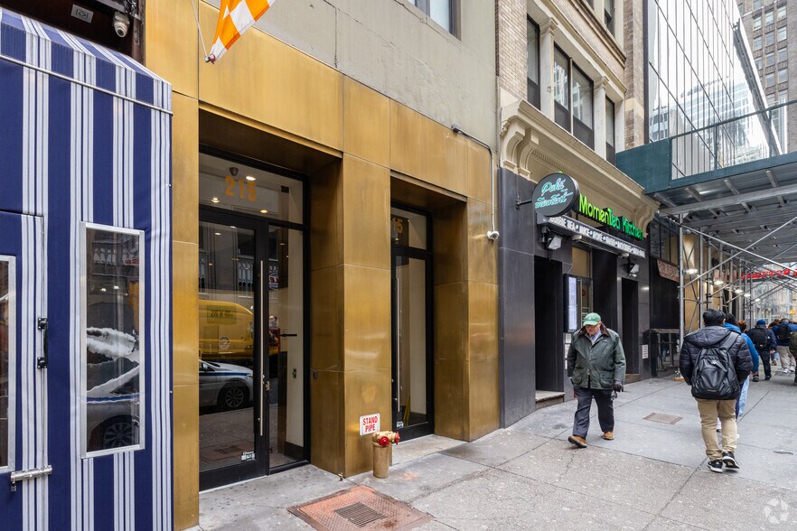 More Photos Of 215 W 40th St, New York Office For Lease