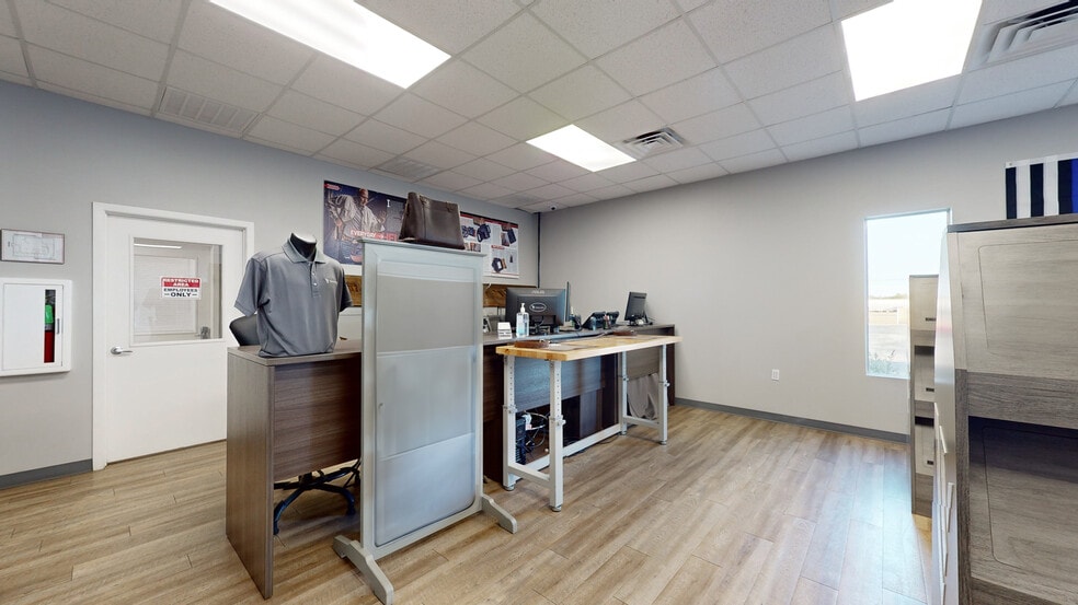 More Photos Of 1003 N Earl Rudder Fwy, Bryan Office For Sale
