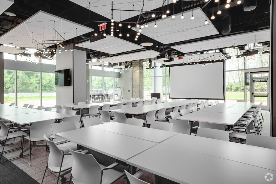 More Photos Of 8010 Towers Crescent Dr, Vienna Unknown For Lease