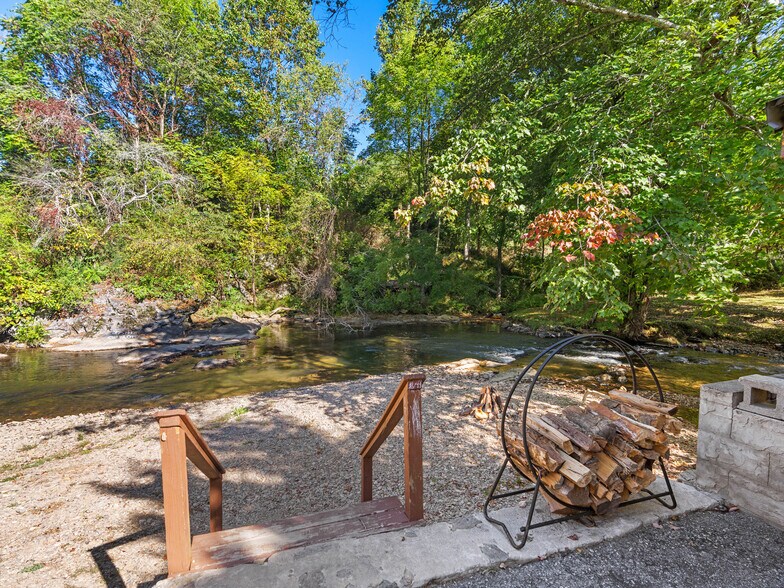 More Photos Of 125 Tee Pee Dr, Whittier Hotel For Sale