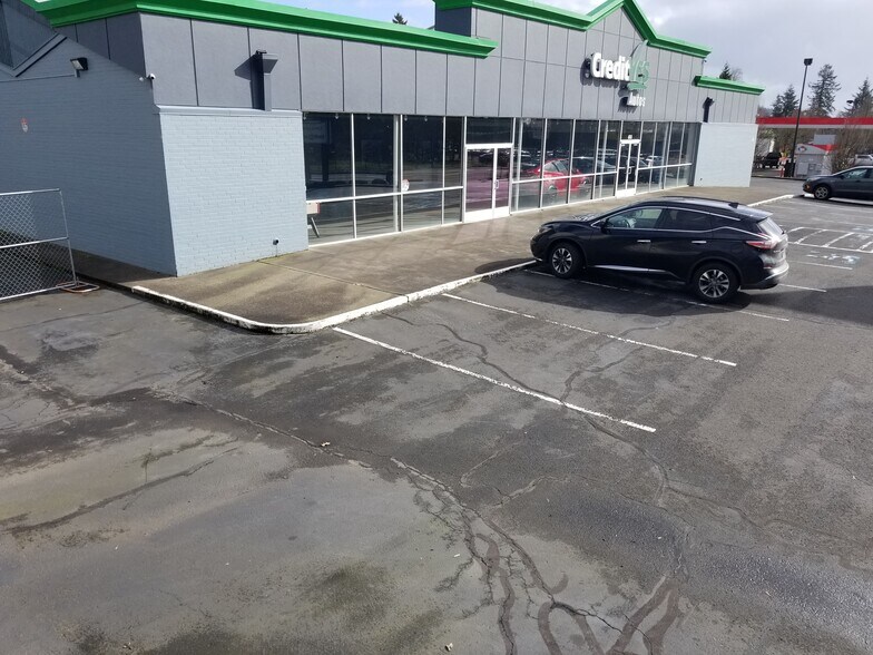 More Photos Of 4616 SE 82nd Ave, Portland Auto Dealership For Lease