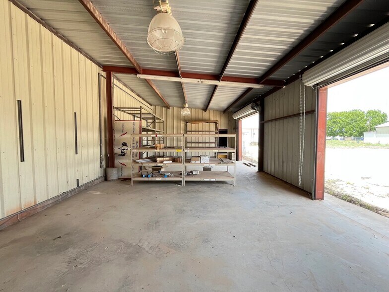 More Photos Of 714 Main St, Buffalo Gap Warehouse For Lease