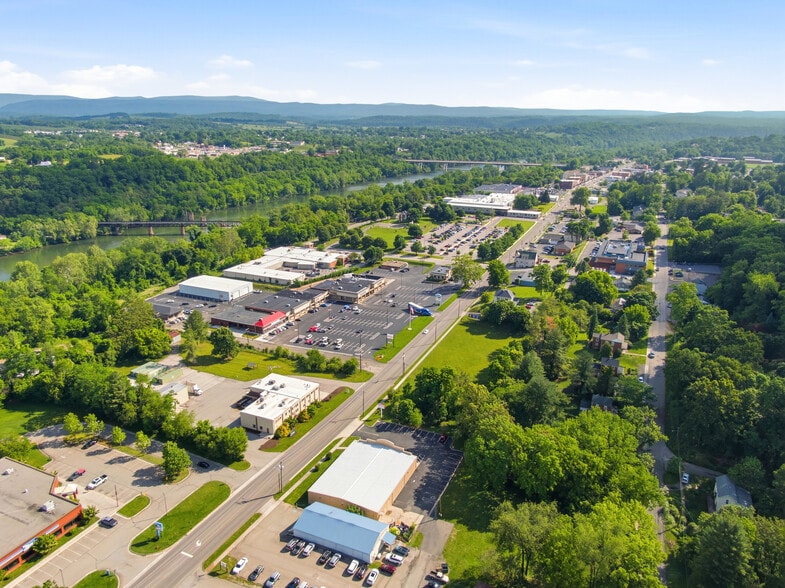More Photos Of 800 W Main St, Radford Freestanding For Sale